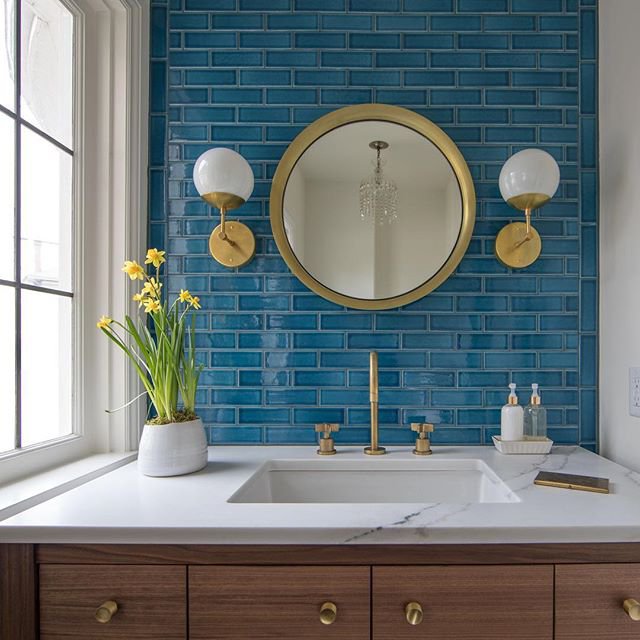 Gạch gốm chữ nhật xanh dương nổi bật ốp tường toalet